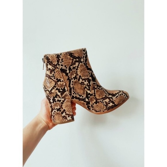 Steve Madden Snake Print Block Boots NEW - Picture 3 of 9